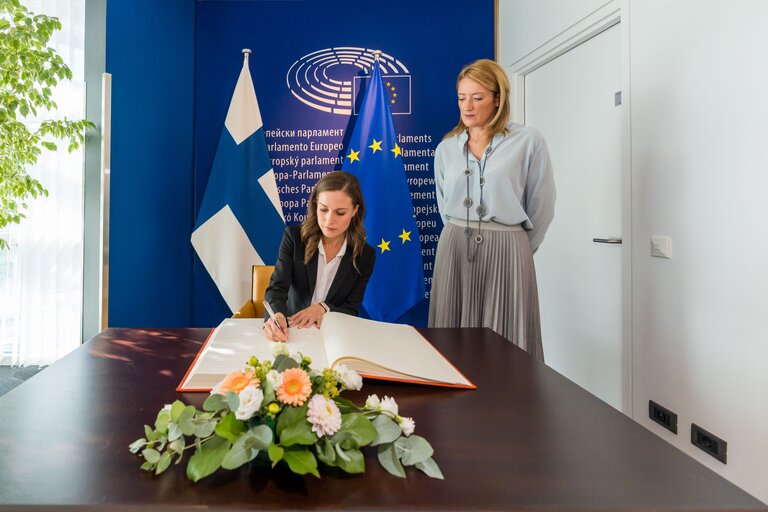 Photo 6: Roberta METSOLA, EP President welcomes Sanna MARIN, Finnish Prime Minister