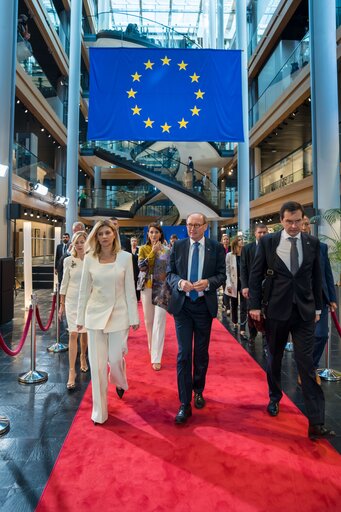 Foto 24: Olena ZELENSKA, Ukrainian First Lady visits the EP building with Othmar KARAS