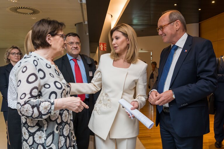 Foto 20: Olena ZELENSKA, Ukrainian First Lady visits the EP building with Othmar KARAS