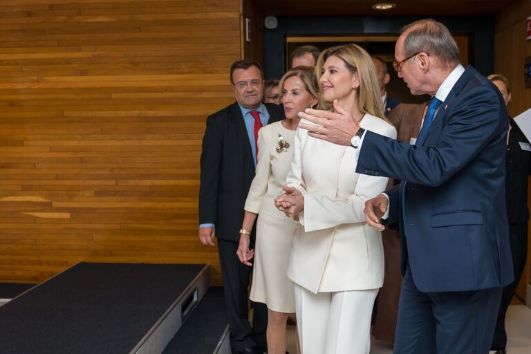 Foto 18: Olena ZELENSKA, Ukrainian First Lady visits the EP building with Othmar KARAS