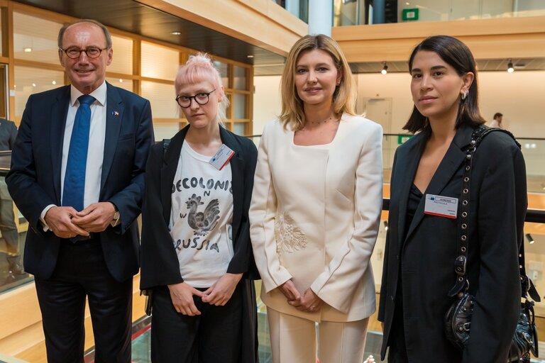 Foto 17: Olena ZELENSKA, Ukrainian First Lady visits the EP building with Othmar KARAS