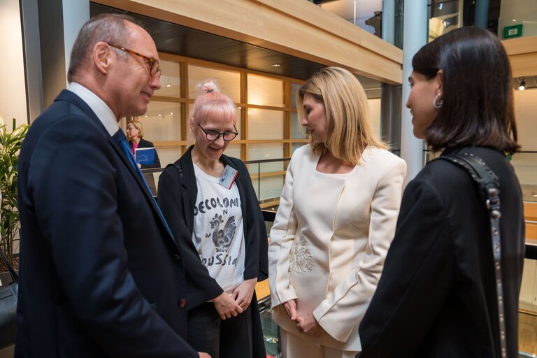 Foto 16: Olena ZELENSKA, Ukrainian First Lady visits the EP building with Othmar KARAS