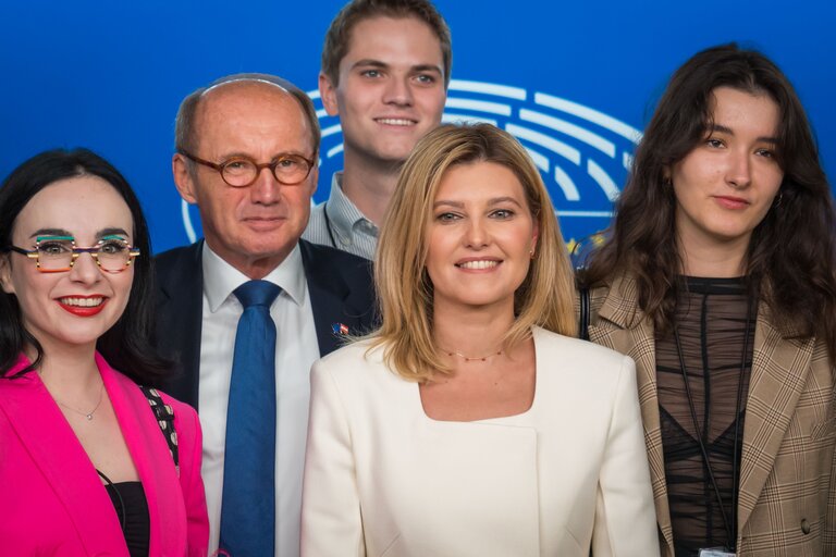 Foto 13: Olena ZELENSKA, Ukrainian First Lady visits the EP building with Othmar KARAS