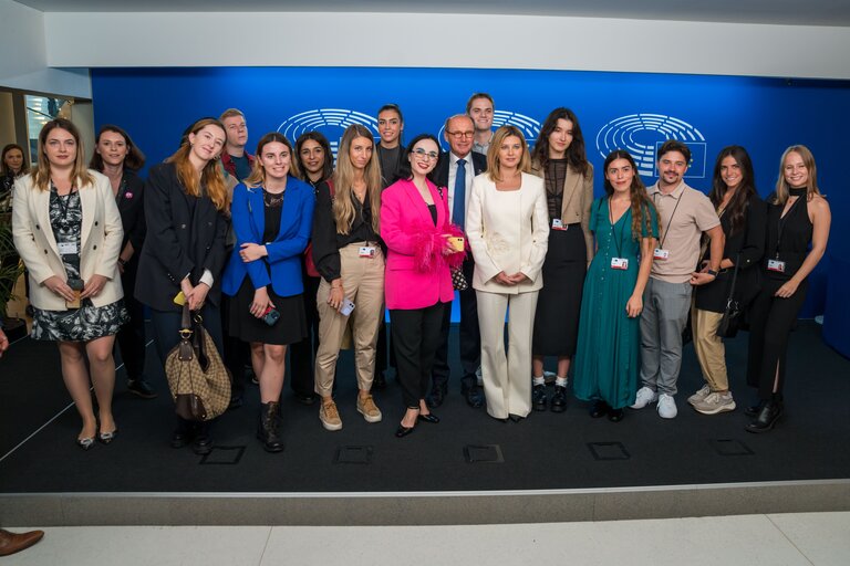 Foto 14: Olena ZELENSKA, Ukrainian First Lady visits the EP building with Othmar KARAS