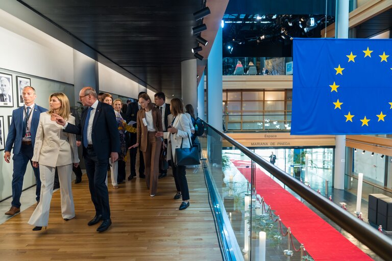 Foto 12: Olena ZELENSKA, Ukrainian First Lady visits the EP building with Othmar KARAS