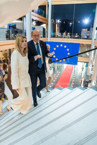 Foto 10: Olena ZELENSKA, Ukrainian First Lady visits the EP building with Othmar KARAS