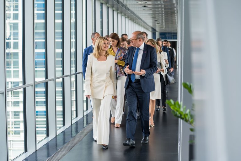 Foto 6: Olena ZELENSKA, Ukrainian First Lady visits the EP building with Othmar KARAS