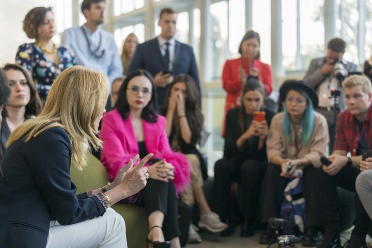 Foto 6: Roberta METSOLA, EP President meets with Influencers