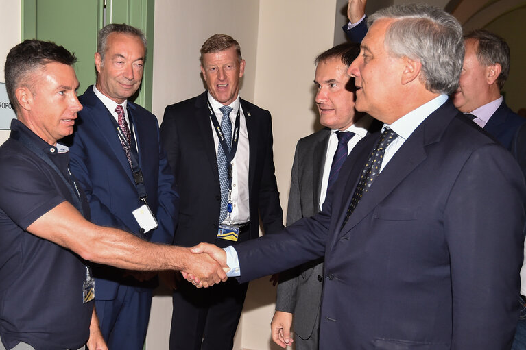 Photo 10 : Official visit of the President of the European Parliament to Italy. Antonio TAJANI - EP President visiting Catania and Pozzallo.Meeting with national and international staff involved in fronted operations.