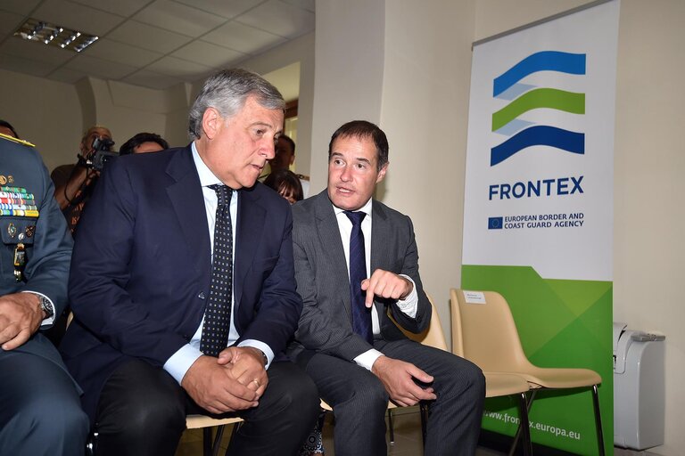 Fotografie 3: Official visit of the President of the European Parliament to Italy.  ITALY, Catania - Antonio Tajani  President of the European Parliament visiting Catania and Pozzallo, on Friday, August 25 2017  AFP PHOTO/GIOVANNI ISOLINO