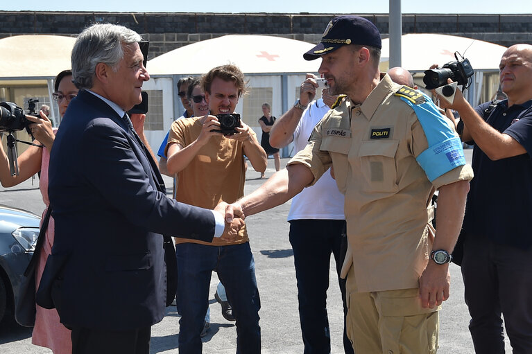 Photo 5 : Official visit of the President of the European Parliament to Italy. Antonio Tajani - EP President visiting Catania and Pozzallo.Meeting with Frontex OPV - Norway staff.