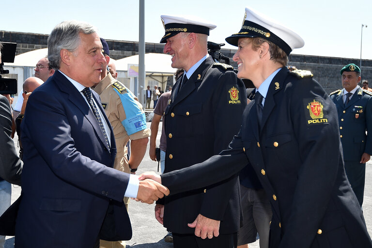 Photo 6 : Official visit of the President of the European Parliament to Italy. Antonio Tajani - EP President visiting Catania and Pozzallo.Meeting with Frontex OPV - Norway staff.