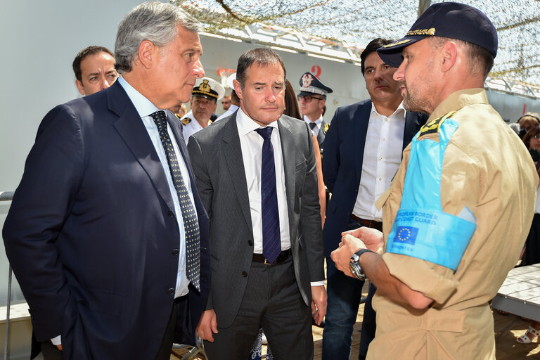 Fotografie 49: Official visit of the President of the European Parliament to Italy. Antonio Tajani - EP President visiting Catania and Pozzallo.Meeting with Frontex OPV - Norway staff.