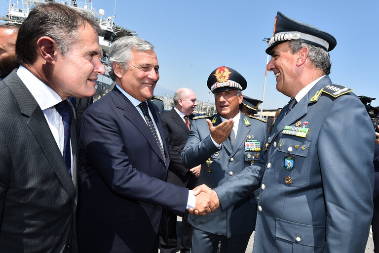 Fotografie 45: Official visit of the President of the European Parliament to Italy. Antonio Tajani - EP President visiting Catania and Pozzallo.Meeting with crew of Guardia di Finanza patrol boat, P.02 Monte Simone.