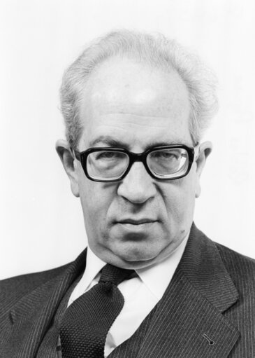 Fotografia 1: Portrait of Carlos ROBLES PIQUER, MEP during the 2nd, 3rd and 4th Parliamentary Terms (1984-1999)