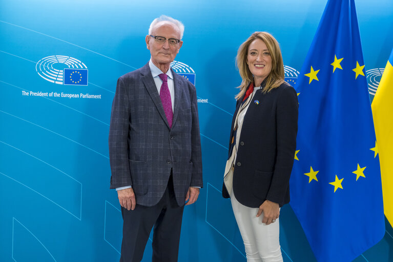 Foto 5: Roberta METSOLA, EP President meets with Klaus HÄNSCH, President of the European Parliament Former Members Association ...