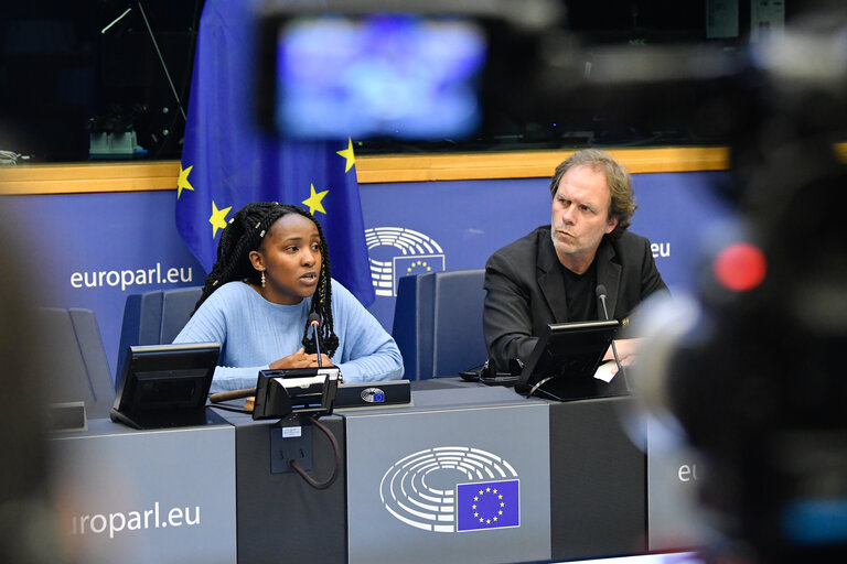 Fotagrafa 10: Meeting between ENVI MEPs, delegates of the EP delegation to COP27, and climate activist Elizabeth WATHUTI.