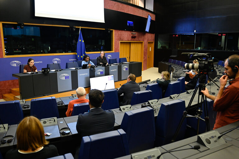 Fotagrafa 18: Meeting between ENVI MEPs, delegates of the EP delegation to COP27, and climate activist Elizabeth WATHUTI.