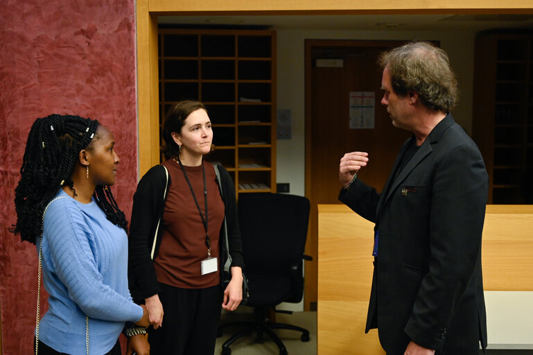 Fotagrafa 17: Meeting between ENVI MEPs, delegates of the EP delegation to COP27, and climate activist Elizabeth WATHUTI.