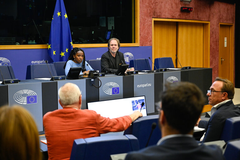 Fotagrafa 12: Meeting between ENVI MEPs, delegates of the EP delegation to COP27, and climate activist Elizabeth WATHUTI.