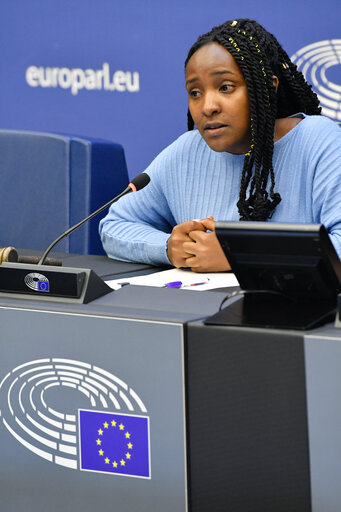 Fotagrafa 1: Meeting between ENVI MEPs, delegates of the EP delegation to COP27, and climate activist Elizabeth WATHUTI.