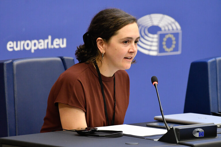 Fotagrafa 3: Meeting between ENVI MEPs, delegates of the EP delegation to COP27, and climate activist Elizabeth WATHUTI.