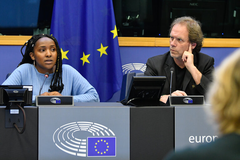 Fotagrafa 2: Meeting between ENVI MEPs, delegates of the EP delegation to COP27, and climate activist Elizabeth WATHUTI.