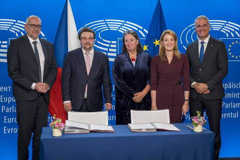 Zdjęcie 23: LEX Signing ceremony by Roberta METSOLA, EP President and by Mikuláš BEK, Minister for European Affairs, on behalf of the Czech Presidency of the Council