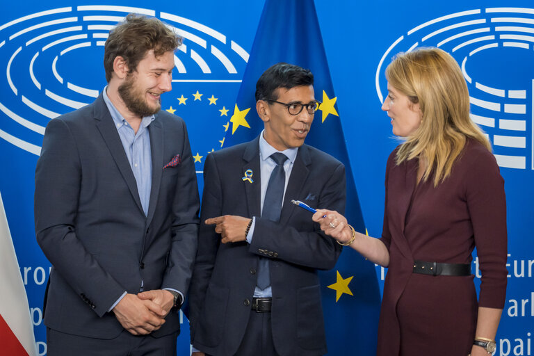 Zdjęcie 3: LEX Signing ceremony by Roberta METSOLA, EP President and by Mikuláš BEK, Minister for European Affairs, on behalf of the Czech Presidency of the Council