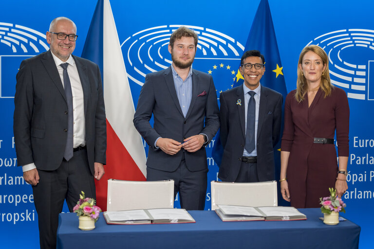 Foto 2: LEX Signing ceremony by Roberta METSOLA, EP President and by Mikuláš BEK, Minister for European Affairs, on behalf of the Czech Presidency of the Council