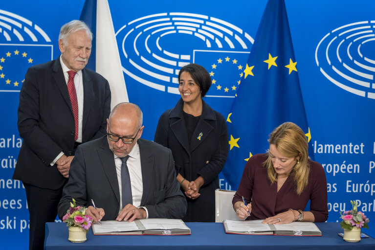 Foto 5: LEX Signing ceremony by Roberta METSOLA, EP President and by Mikuláš BEK, Minister for European Affairs, on behalf of the Czech Presidency of the Council