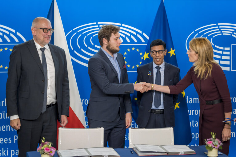 Zdjęcie 7: LEX Signing ceremony by Roberta METSOLA, EP President and by Mikuláš BEK, Minister for European Affairs, on behalf of the Czech Presidency of the Council