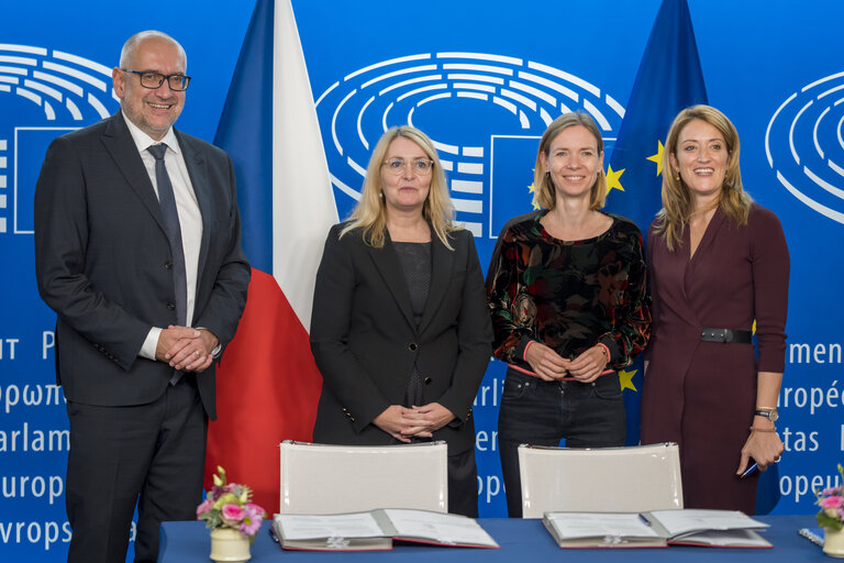 Foto 22: LEX Signing ceremony by Roberta METSOLA, EP President and by Mikuláš BEK, Minister for European Affairs, on behalf of the Czech Presidency of the Council