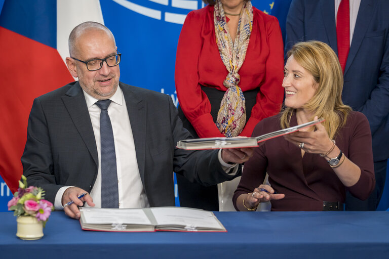 Foto 20: LEX Signing ceremony by Roberta METSOLA, EP President and by Mikuláš BEK, Minister for European Affairs, on behalf of the Czech Presidency of the Council