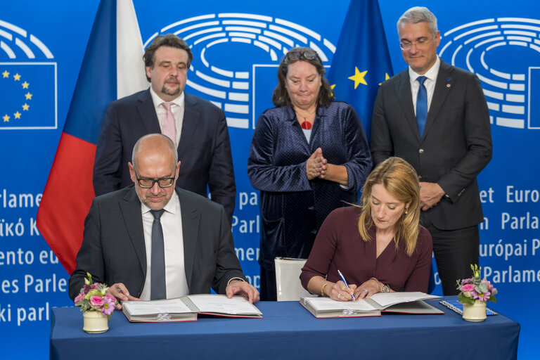 Foto 24: LEX Signing ceremony by Roberta METSOLA, EP President and by Mikuláš BEK, Minister for European Affairs, on behalf of the Czech Presidency of the Council