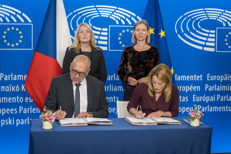 Foto 21: LEX Signing ceremony by Roberta METSOLA, EP President and by Mikuláš BEK, Minister for European Affairs, on behalf of the Czech Presidency of the Council