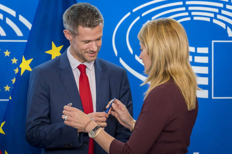 Zdjęcie 19: LEX Signing ceremony by Roberta METSOLA, EP President and by Mikuláš BEK, Minister for European Affairs, on behalf of the Czech Presidency of the Council