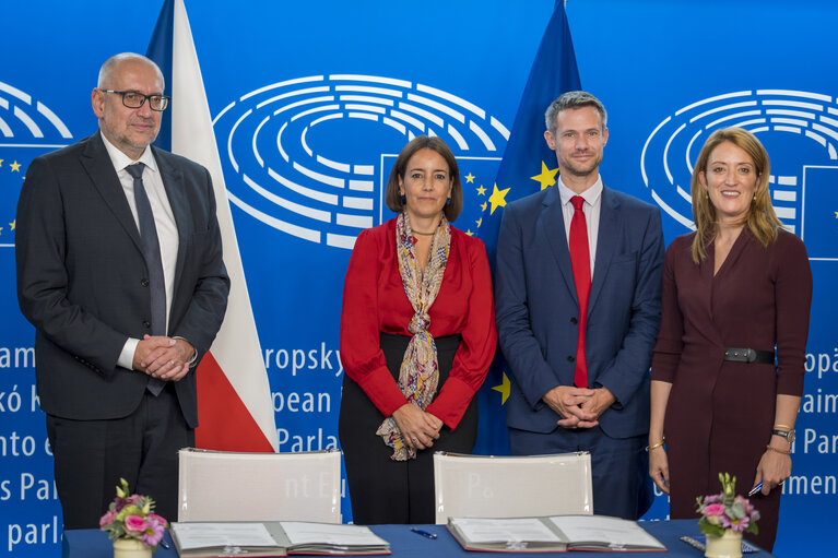 Foto 17: LEX Signing ceremony by Roberta METSOLA, EP President and by Mikuláš BEK, Minister for European Affairs, on behalf of the Czech Presidency of the Council