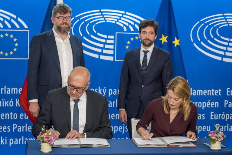 Zdjęcie 14: LEX Signing ceremony by Roberta METSOLA, EP President and by Mikuláš BEK, Minister for European Affairs, on behalf of the Czech Presidency of the Council