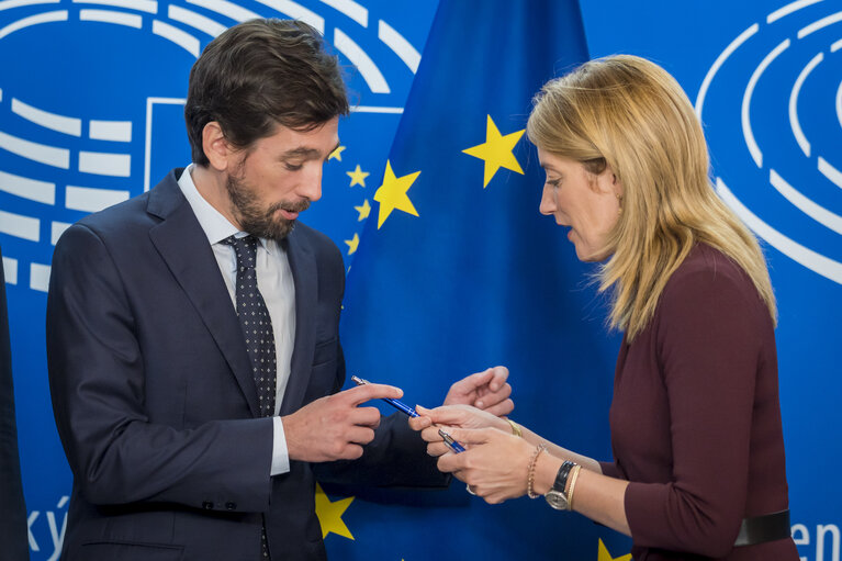 Foto 13: LEX Signing ceremony by Roberta METSOLA, EP President and by Mikuláš BEK, Minister for European Affairs, on behalf of the Czech Presidency of the Council