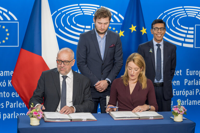 Foto 10: LEX Signing ceremony by Roberta METSOLA, EP President and by Mikuláš BEK, Minister for European Affairs, on behalf of the Czech Presidency of the Council