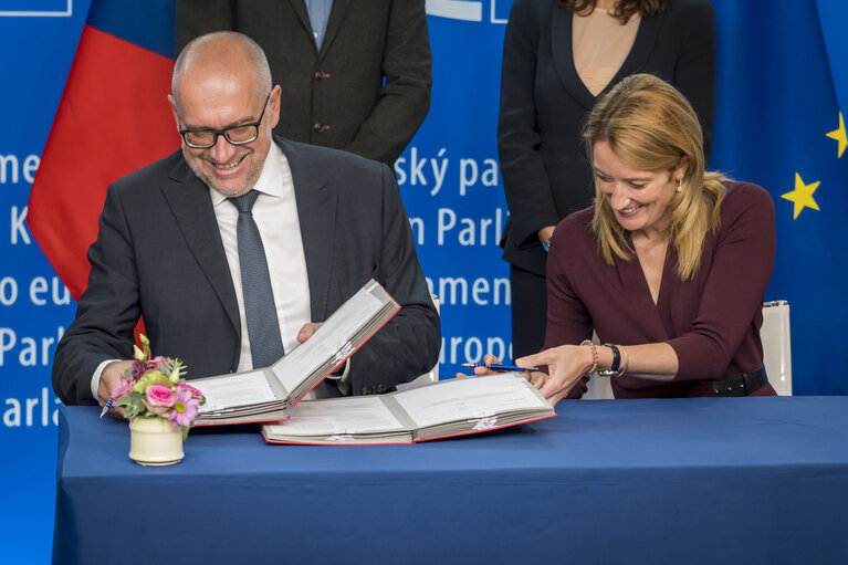 Foto 12: LEX Signing ceremony by Roberta METSOLA, EP President and by Mikuláš BEK, Minister for European Affairs, on behalf of the Czech Presidency of the Council