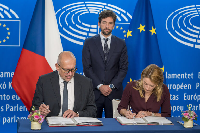 Foto 15: LEX Signing ceremony by Roberta METSOLA, EP President and by Mikuláš BEK, Minister for European Affairs, on behalf of the Czech Presidency of the Council