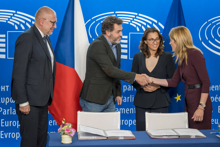 Foto 9: LEX Signing ceremony by Roberta METSOLA, EP President and by Mikuláš BEK, Minister for European Affairs, on behalf of the Czech Presidency of the Council