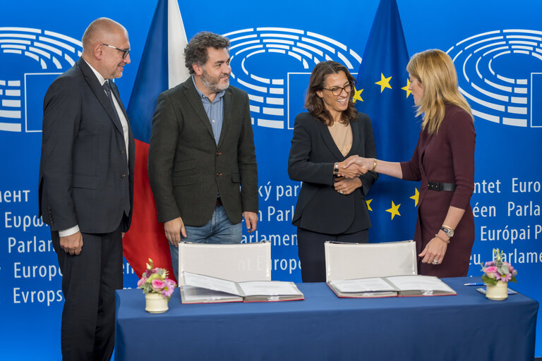 Zdjęcie 8: LEX Signing ceremony by Roberta METSOLA, EP President and by Mikuláš BEK, Minister for European Affairs, on behalf of the Czech Presidency of the Council