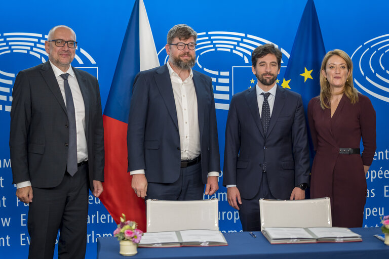 Zdjęcie 16: LEX Signing ceremony by Roberta METSOLA, EP President and by Mikuláš BEK, Minister for European Affairs, on behalf of the Czech Presidency of the Council