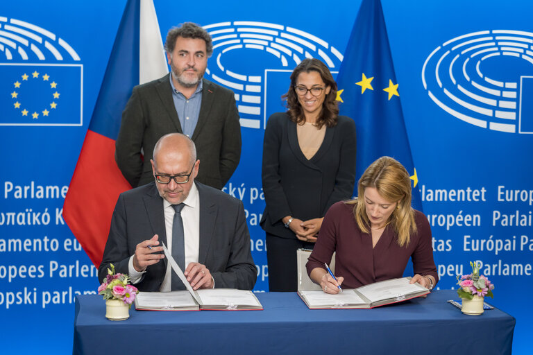 Foto 11: LEX Signing ceremony by Roberta METSOLA, EP President and by Mikuláš BEK, Minister for European Affairs, on behalf of the Czech Presidency of the Council