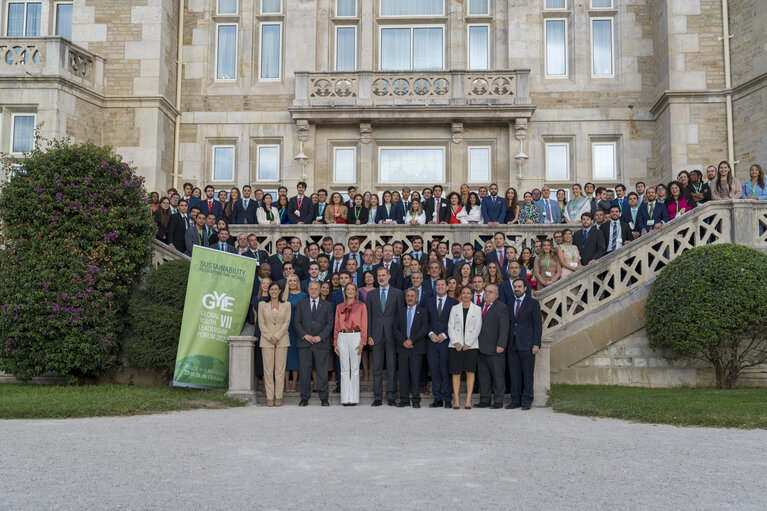 Nuotrauka 8: Global Youth Leadership Forum - “Europa, un futuro de esperanza”- Family photo