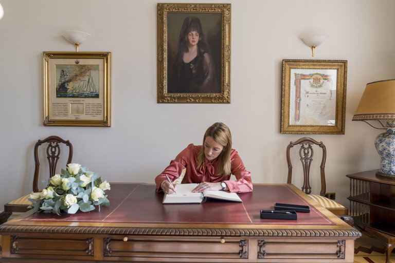 Foto 8: Global Youth Leadership Forum - “Europa, un futuro de esperanza” - Signature of Book of Distinguished Visitors