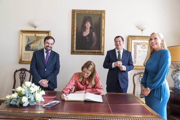 Zdjęcie 3: Global Youth Leadership Forum - “Europa, un futuro de esperanza” - Signature of Book of Distinguished Visitors